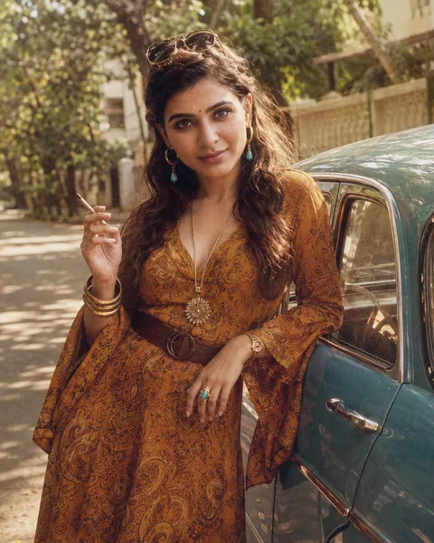 1976 Bombay, Actress Between Takes